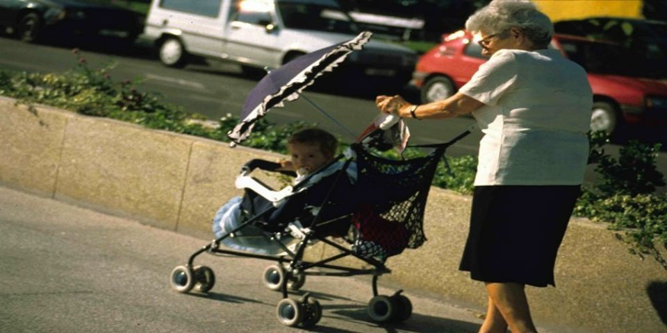Abuelas que tutelan nietos recibirán apoyo alimenticio