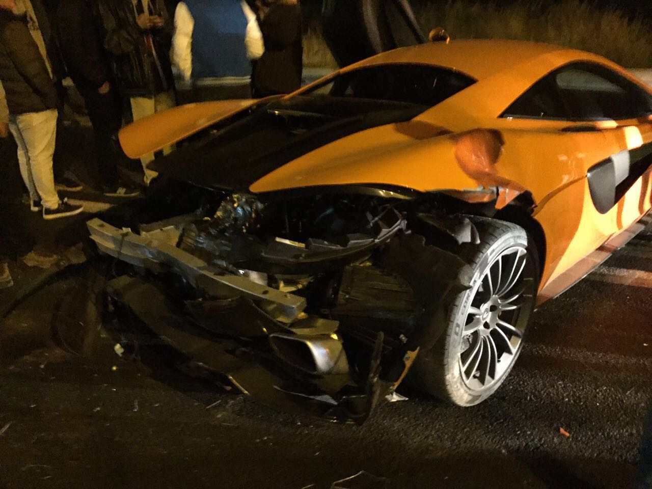 Extenista destroza auto de 3 millones de pesos Extenista destroza auto de 3 millones de pesos