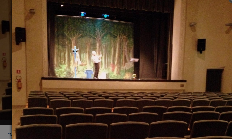 Actor italiano representa monólogo en teatro vacío