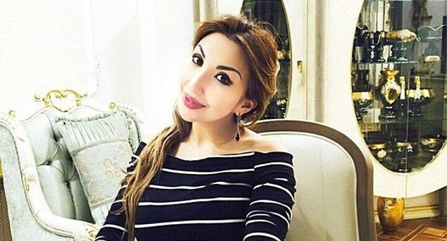 #Video Actriz golpea con palo golf el Mercedes del productor