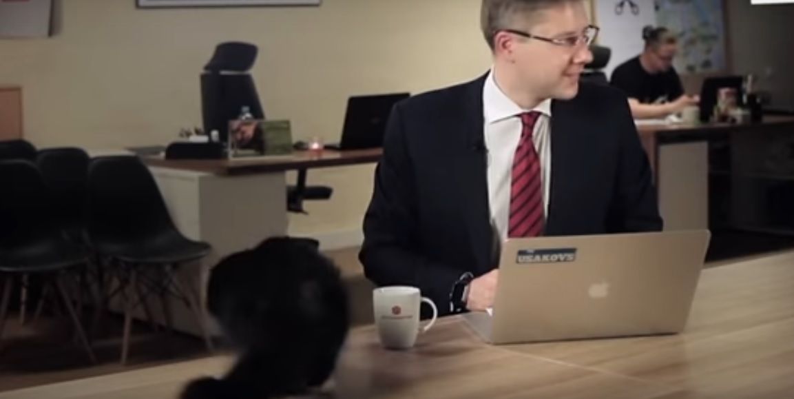 #Video Gato interrumpe mensaje de alcalde en Letonia