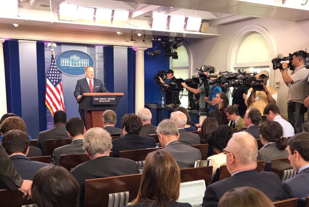 Hitler no cayó tan bajo como Assad: Spicer - asad-spicer