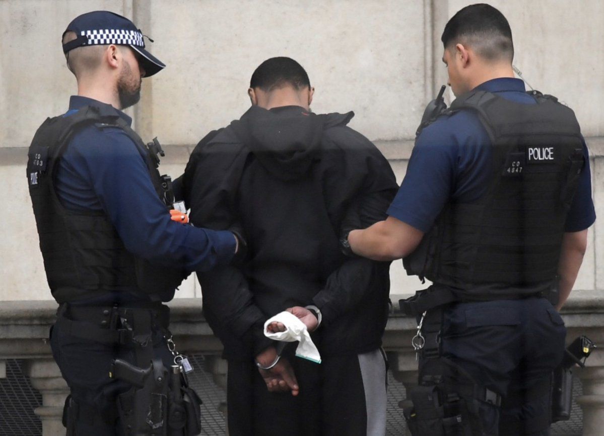 Capturan a un hombre armado cerca del Parlamento británico - atacante-whitehall-3