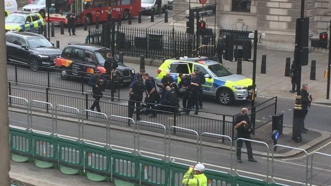 Capturan a un hombre armado cerca del Parlamento británico - atacante-whitehall