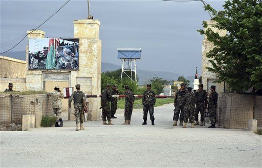 Mueren 140 soldados tras ataque talibán a base militar en Afganistán