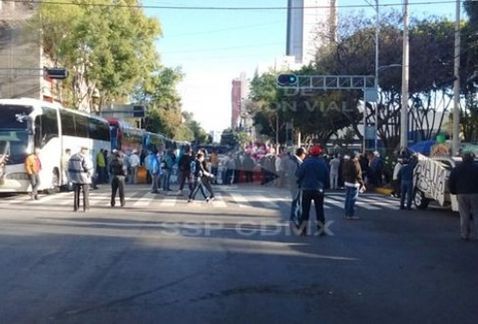 Manifestantes bloquean la avenida Cuauhtémoc - avenida-cuauhtémoc-bloqueo