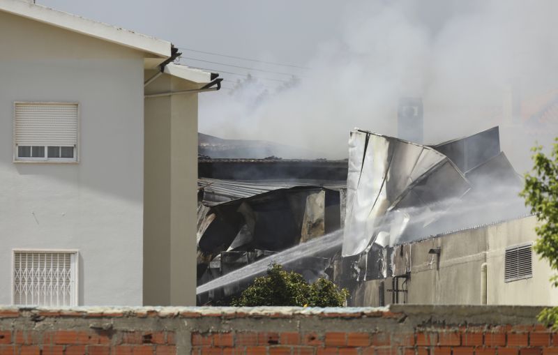 Mueren cinco personas al estrellarse avión pequeño en Portugal - avión-pequeño-portugal-3