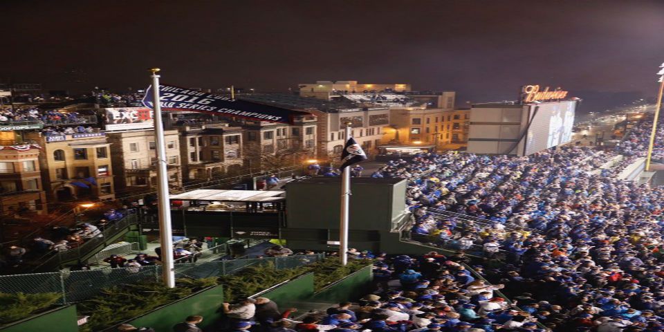 Cachorros colocan banderín de campeones de Serie Mundial en Wrigley Field