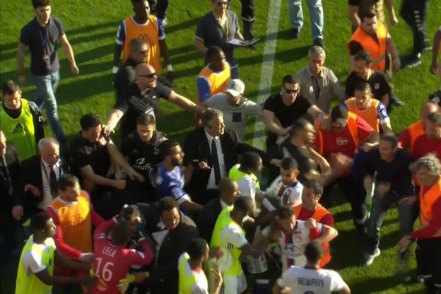 #Video Suspenden partido por amenazas de seguidores en Francia