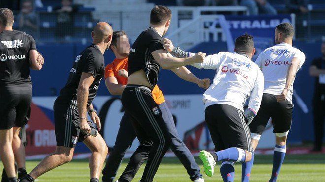 #Video Suspenden partido por amenazas de seguidores en Francia - bastia-lyon-3