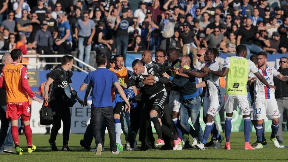 #Video Suspenden partido por amenazas de seguidores en Francia - bastia-lyon-4