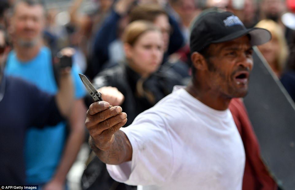 Batalla campal entre simpatizantes y detractores de Trump en California - batalla-trump-berkeley5