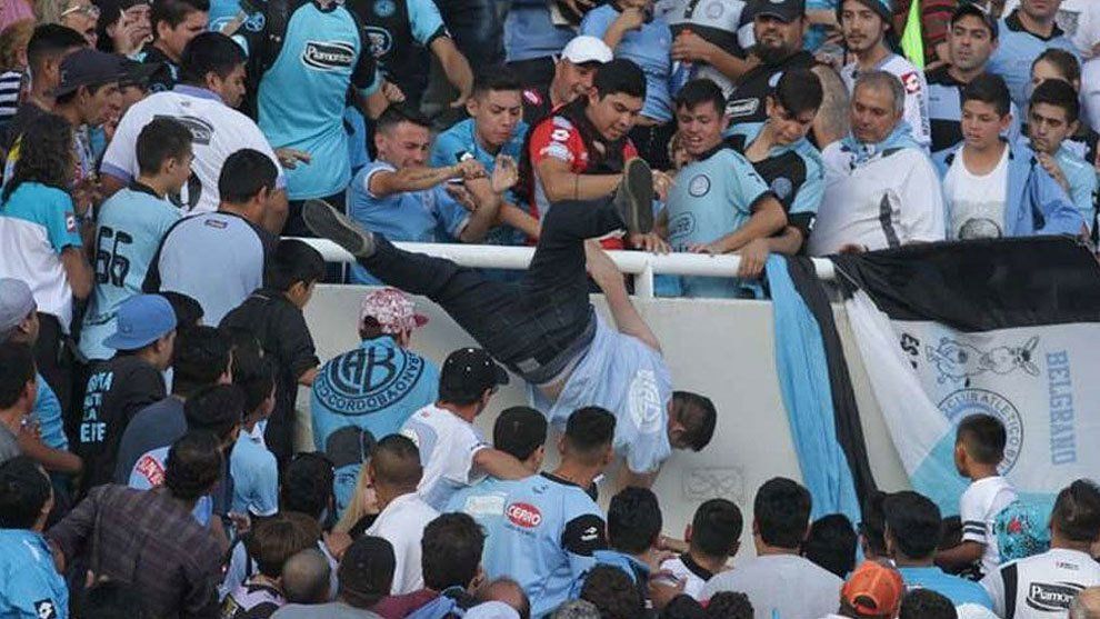 Muere hombre luego de ser arrojado desde las gradas