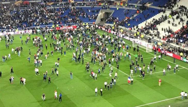 Violencia entre afición del Lyon y Besiktas retrasa partido