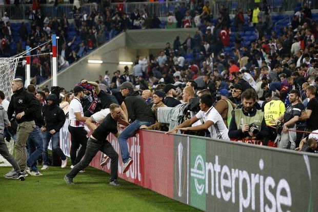 Violencia entre afición del Lyon y Besiktas retrasa partido - besiktas2