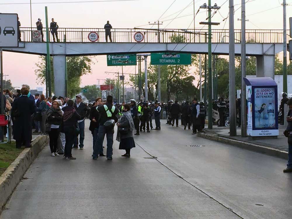 Ex trabajadores de Mexicana bloquean Boulevard Puerto Aéreo