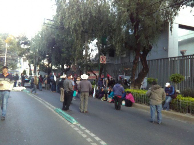 Manifestantes bloquean la avenida Cuauhtémoc - bloqueo-cuauhtémoc