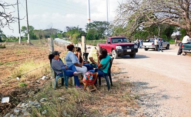 Detienen a once por bloquear parque eólico en Oaxaca - bloqueo-oaxaca