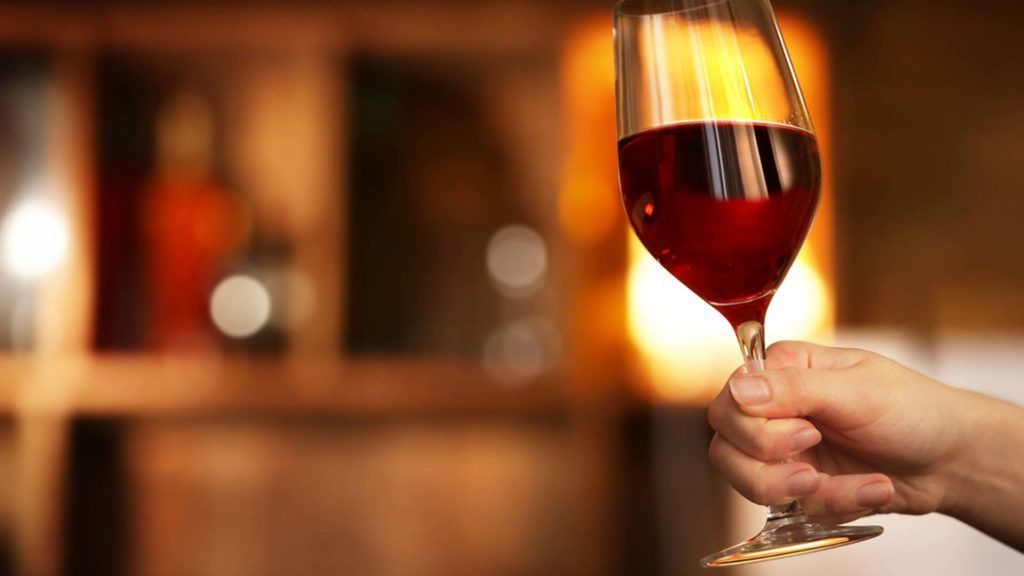 Una copa de vino equivale a una hora de gimnasio - botella-de-vinio-1024x576