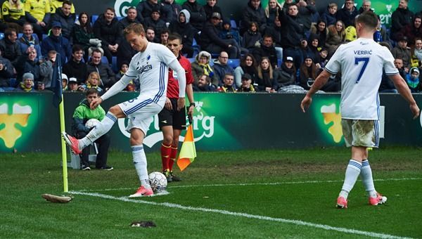 #Video Aficionados lanzan ratas muertas a jugadores