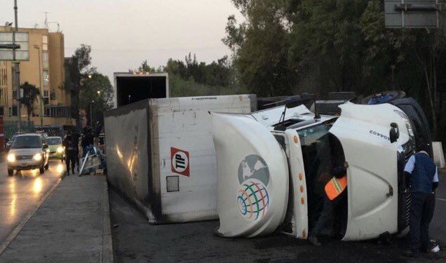 Vuelca tráiler en Circuito Interior