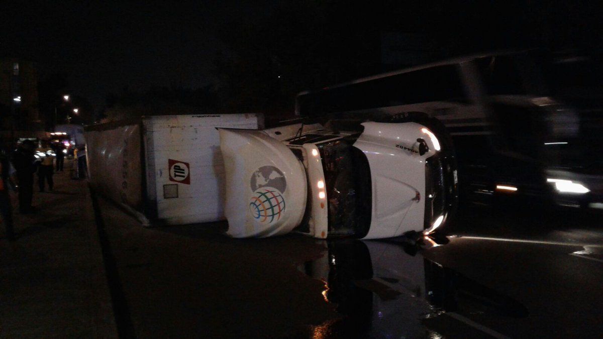 Vuelca tráiler en Circuito Interior - camión-galletas-circuito-interior2