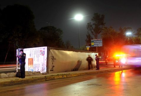 Vuelca tráiler en Circuito Interior - camión-galletas-circuito-interior3