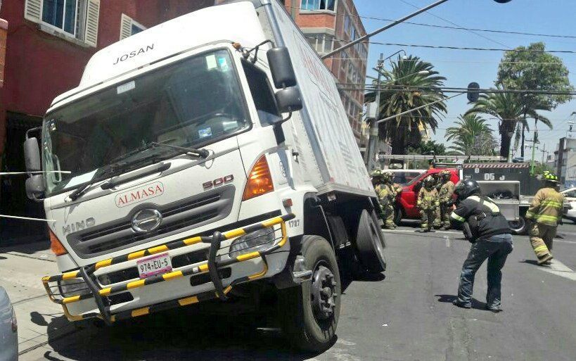 Camión cae a socavón en Venustiano Carranza