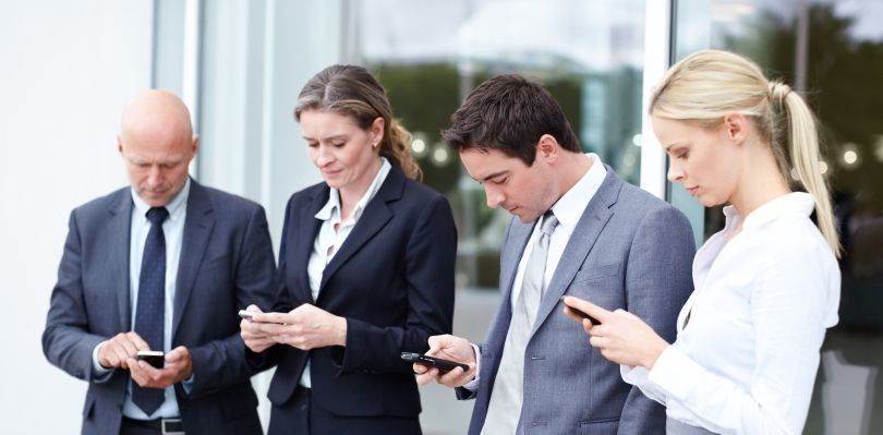 Uso de celular puede generar problemas en ojos, huesos y oído