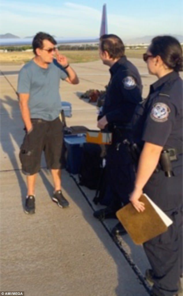 Obligan al avión de Charlie Sheen a aterrizar al cruzar a EE.UU. - charlie-sheen-4