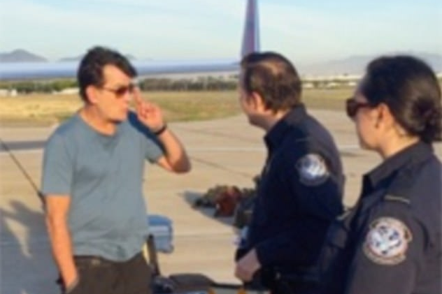 Obligan al avión de Charlie Sheen a aterrizar al cruzar a EE.UU.