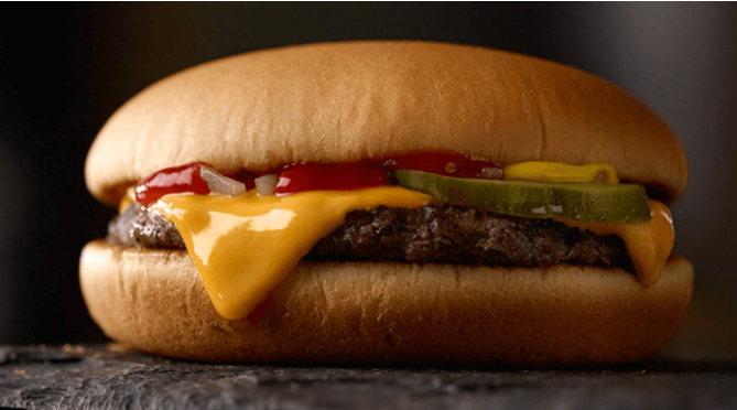 Niño de ocho años conduce una camioneta para comprar en McDonald's - cheseburguer