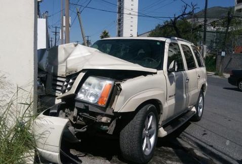 Mujer arrolla a policía ministerial en Monterrey