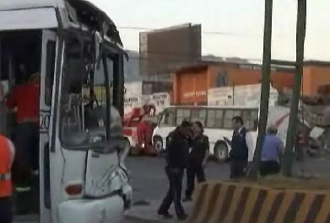 Choque de camiones deja 10 heridos en Monterrey