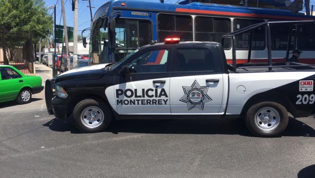 Choque de patrulla contra Transmetro deja dos heridos en Monterrey