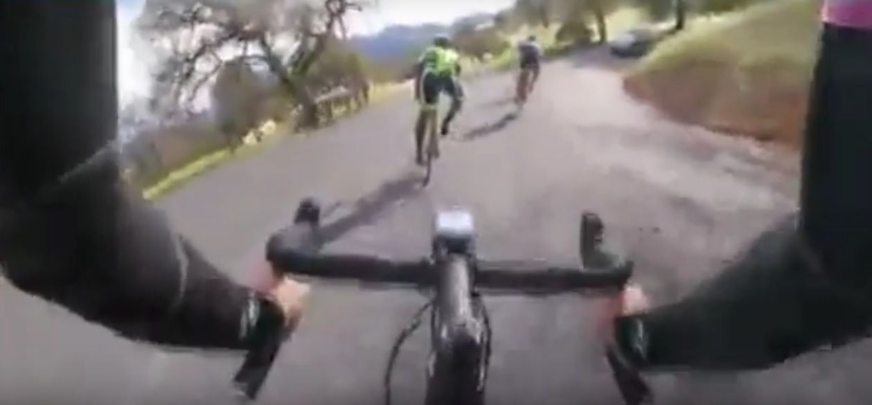 #Video Aparatosa colisión entre una camioneta y cuatro ciclistas