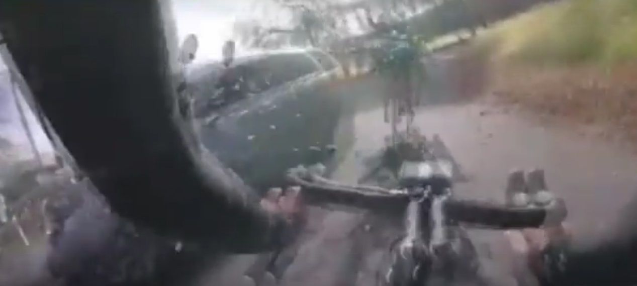 #Video Aparatosa colisión entre una camioneta y cuatro ciclistas - ciclistas-2