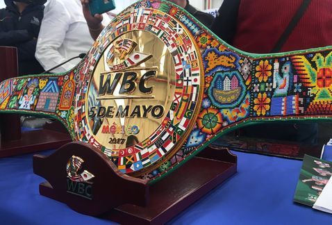 Presentan cinturón huichol para la pelea Canelo vs Chávez Jr - cinturon_huichol-pelea-saul_alvarez-julio_cesar_chavez_jr-milenio-la_aficion_MILIMA20170424_0210_11