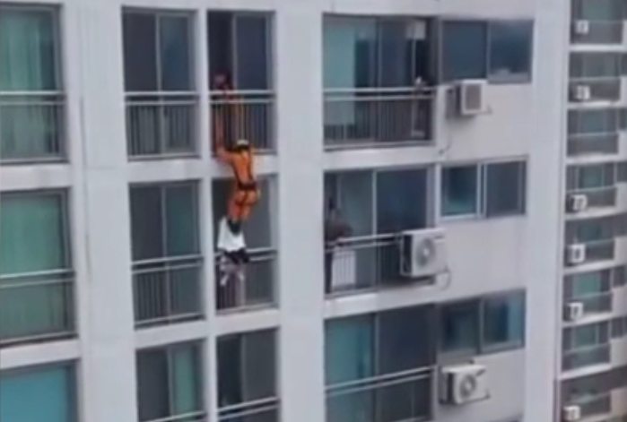 #Video Bombero salva con una patada a estudiante suicida