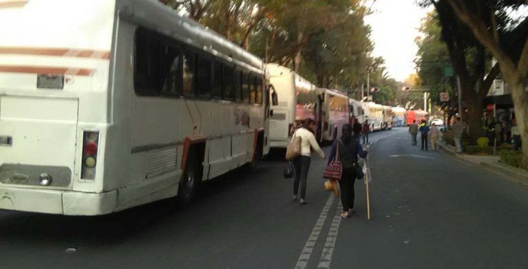 Manifestantes bloquean la avenida Cuauhtémoc