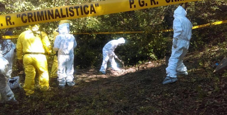 Hallan siete cuerpos momificados en Michoacán