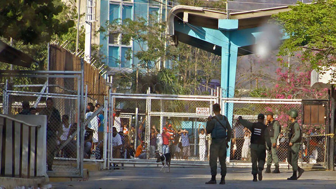 Motín en cárcel venezolana deja 12 muertos y 11 heridos