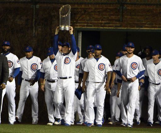 Cachorros colocan banderín de campeones de Serie Mundial en Wrigley Field - d33e51685251f414b70f6a70670077db