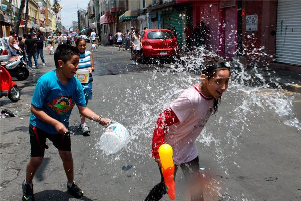 Detienen a 38 por tirar agua en la capital - desagua2
