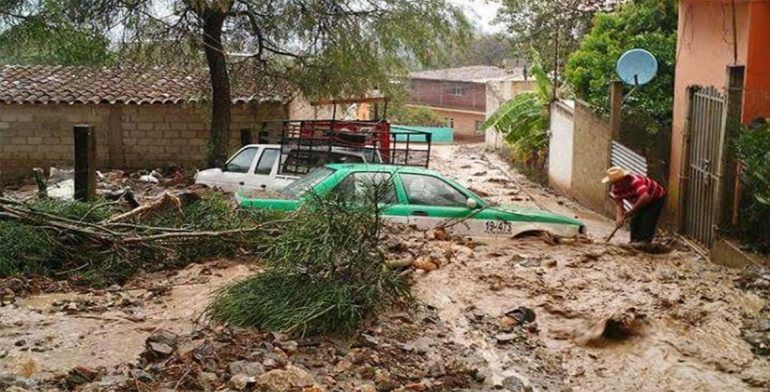 Desbordamiento de arroyo deja una mujer desaparecida en Oaxaca