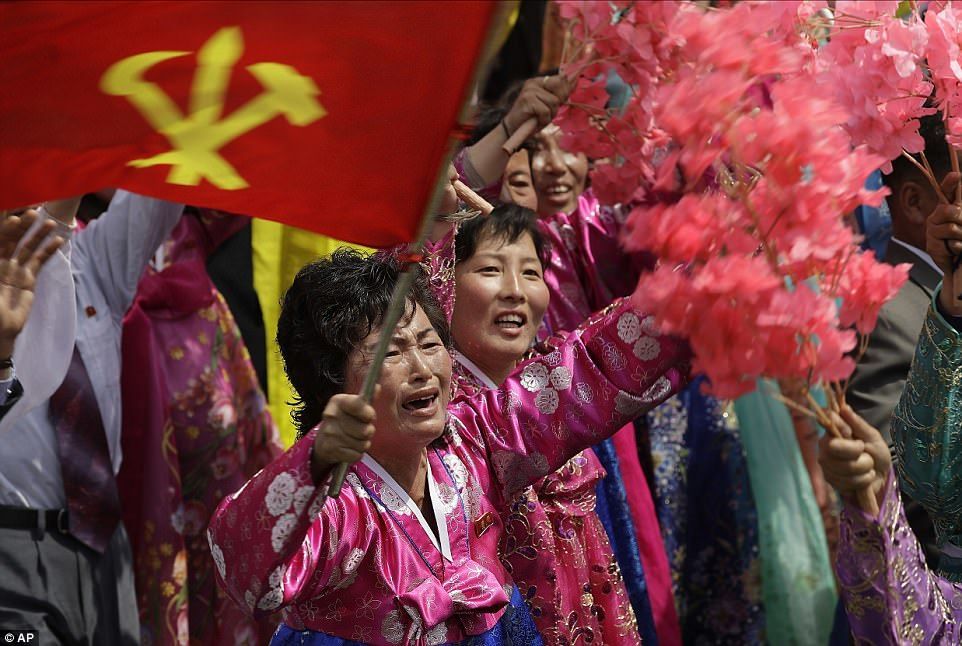 #Video miles de norcoreanos celebran el Día del Sol - desfile-corea-del-norte-4