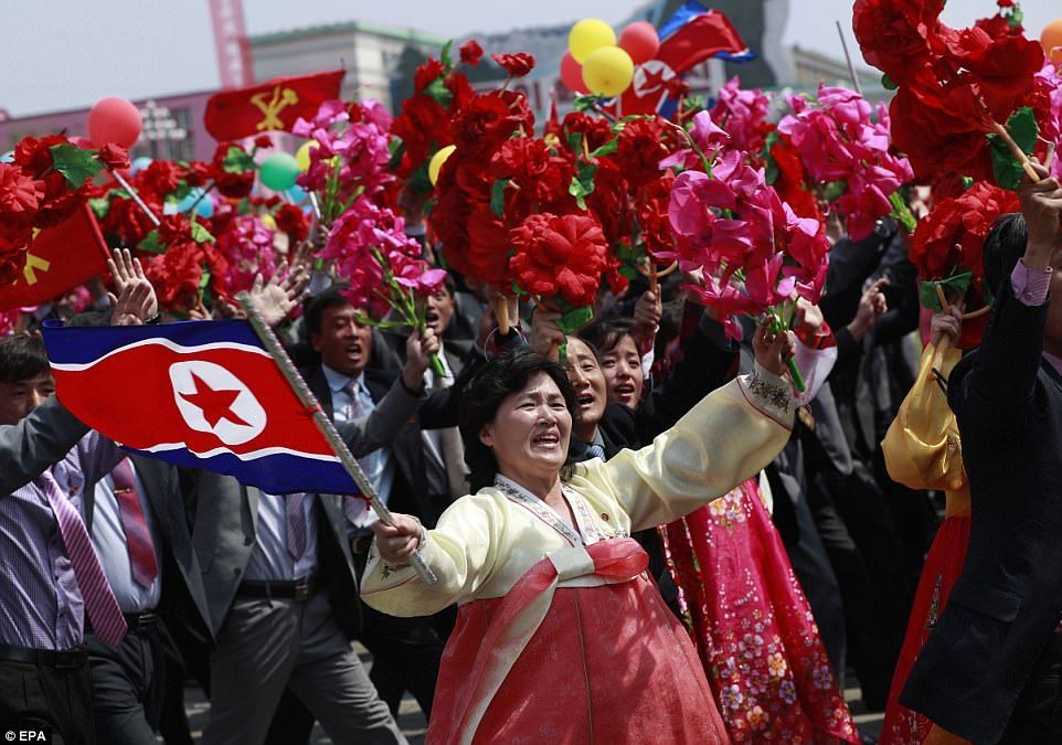 #Video miles de norcoreanos celebran el Día del Sol - desfile-corea-del-norte-6