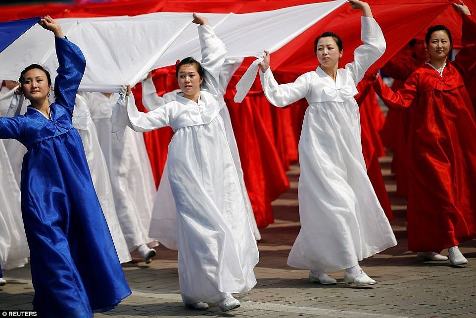 #Video miles de norcoreanos celebran el Día del Sol - desfile-corea-del-norte-7