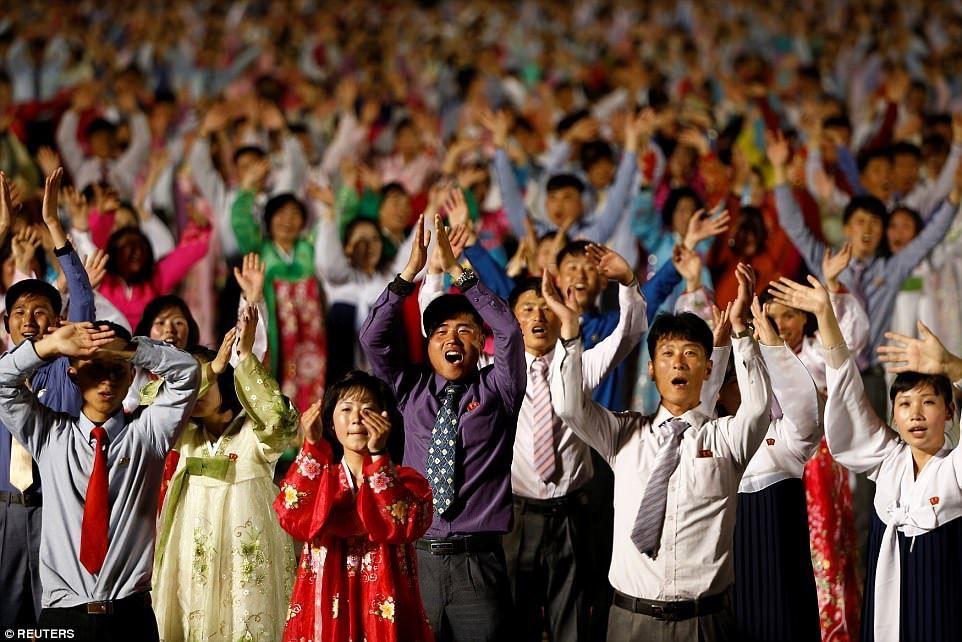 #Video miles de norcoreanos celebran el Día del Sol - desfile-corea-del-norte