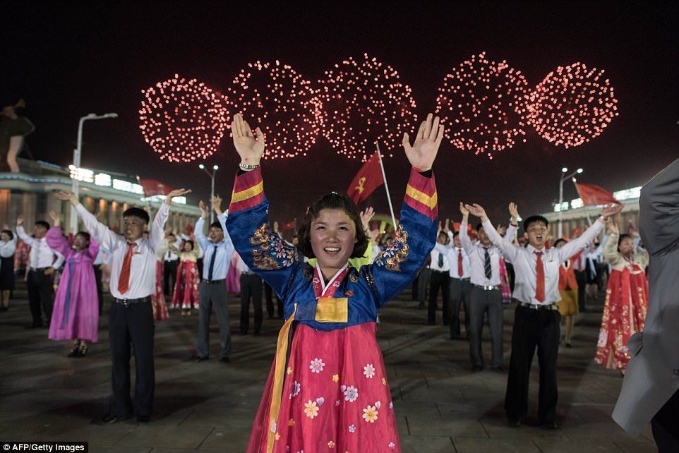 #Video miles de norcoreanos celebran el Día del Sol